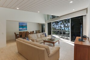 Flachbildfernseher, DVD-Player