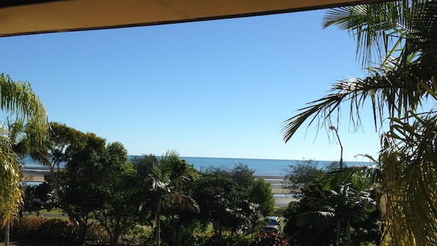 A view of a parking lot with palm trees and a clear sky. - Hervey Bay Hotel & Resort (Pialba)