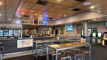 3 bars/lounges