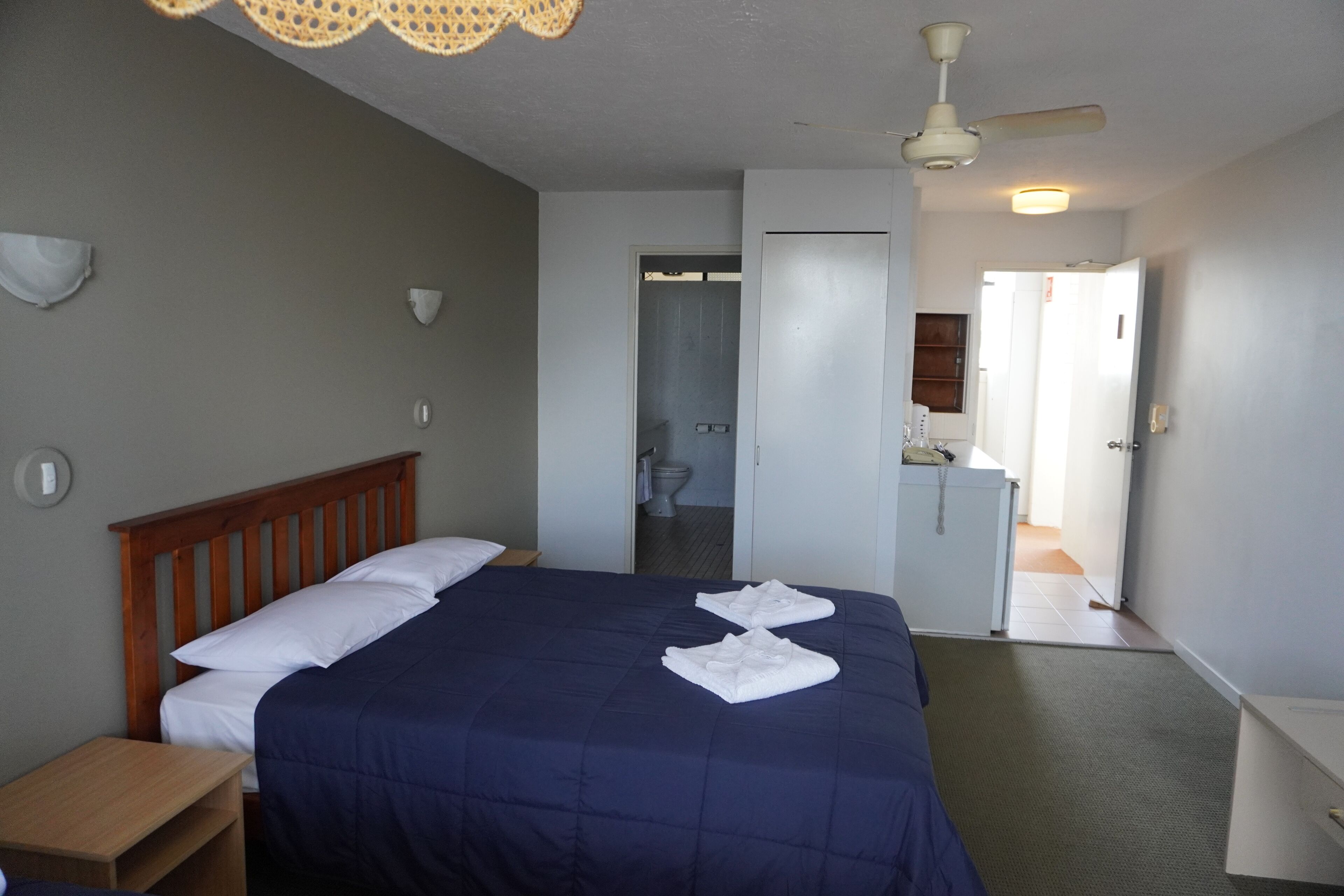 Standard Room, 1 Queen Bed | Bed sheets