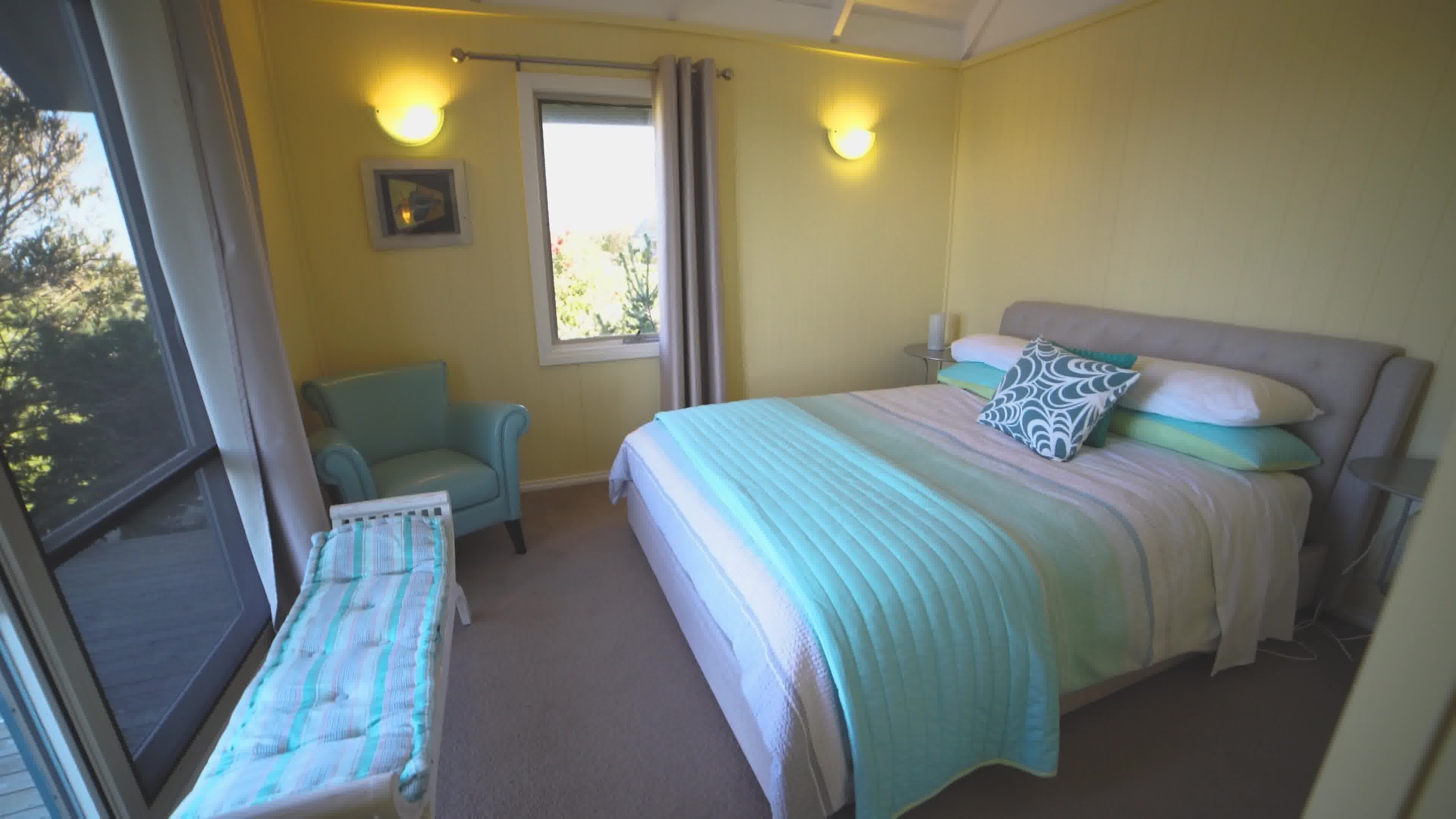 2 عدّة غرف نوم وبديكورات فريدة لكل غرفة وطراز فريد لكل وحدة وستائر تعتيم