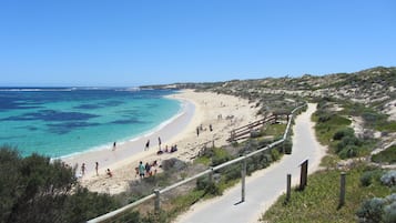 Una spiaggia nelle vicinanze