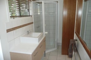 Shower, free toiletries, hair dryer, towels - Beachside Holiday Units (Bowen)