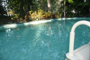 Outdoor pool - Beachside Holiday Units (Bowen)