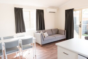 Three Bedroom Villa | Living area | Flat-screen TV - Ballarat Colonial Motor Inn & Apartments (Warrenheip)