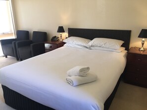 Desk, iron/ironing board, free WiFi, bed sheets - Ballarat Colonial Motor Inn & Apartments (Warrenheip)