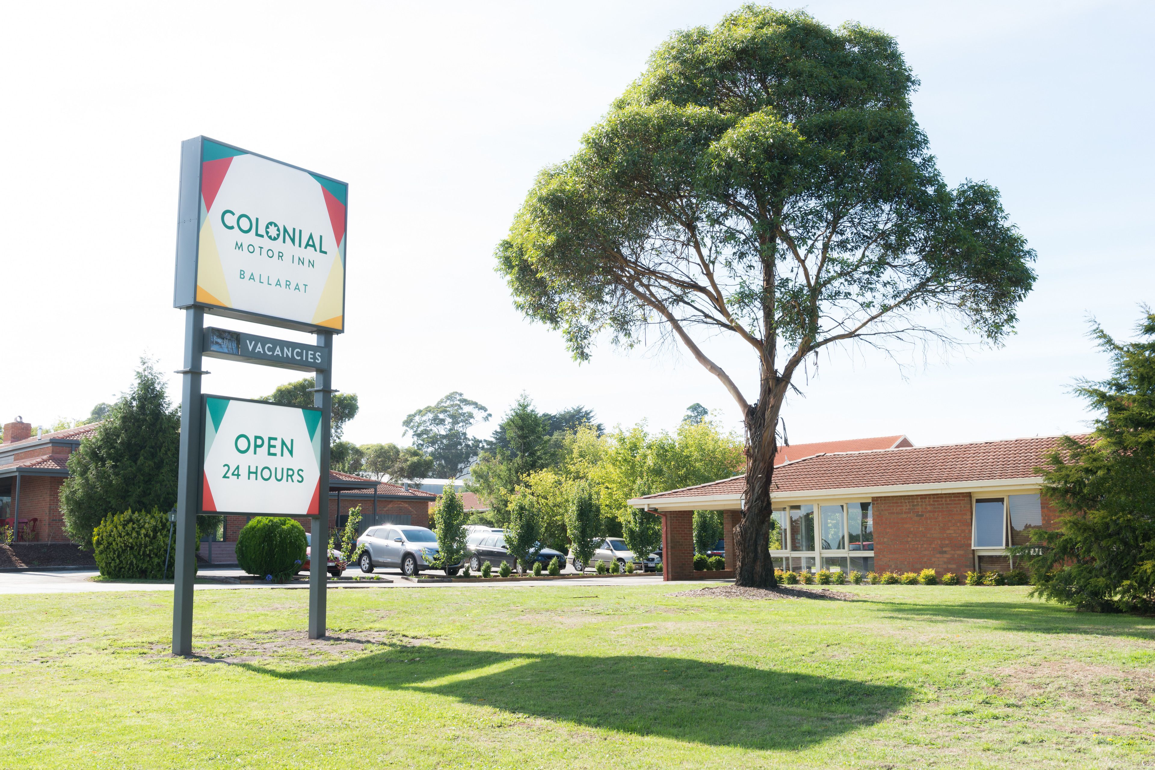 A sign for the Colonial Motor Inn in Ballarat advertising 24-hour vacancies.