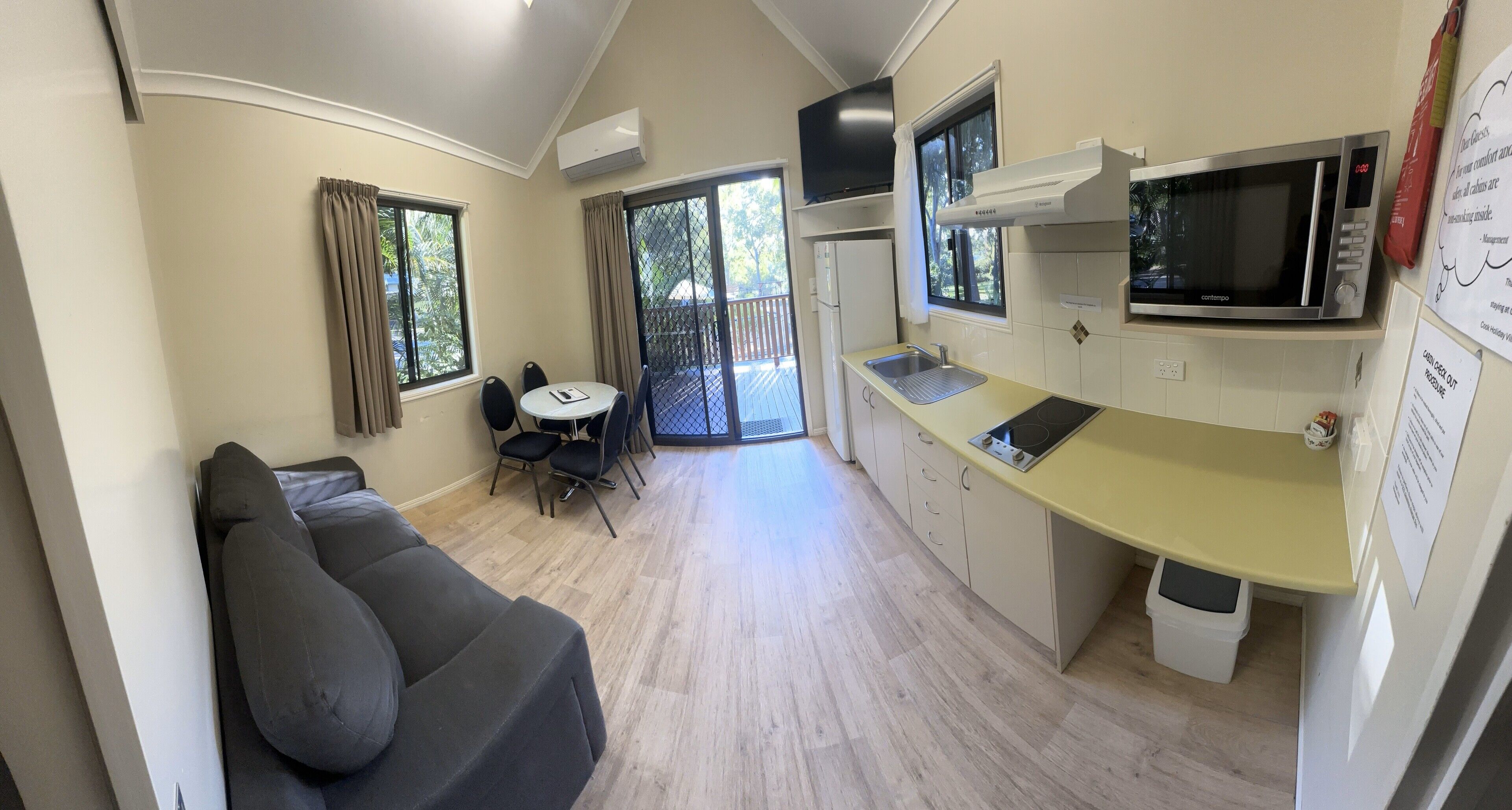 Garden Deluxe | 起居区 | 40-英寸智能电视（配备卫星频道）、Netflix、流媒体服务