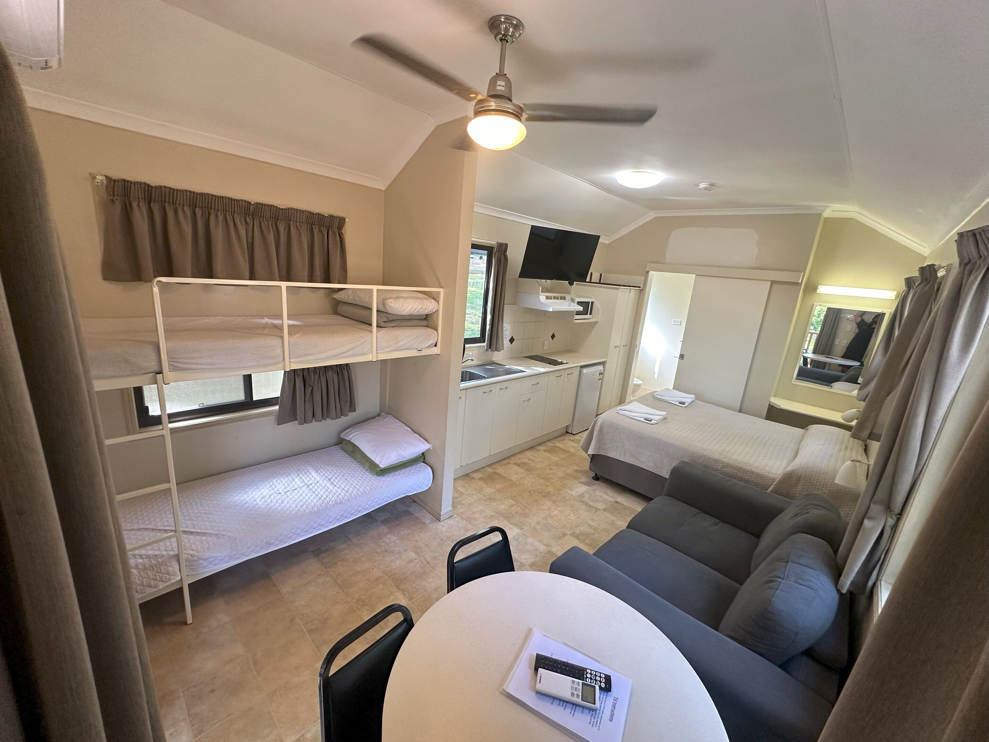 Garden Cabin | 遮光窗帘、熨斗/熨衣板、免费 WiFi、床单