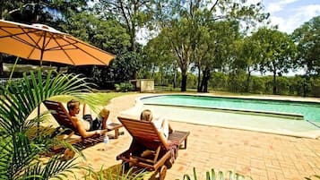 Una piscina al aire libre