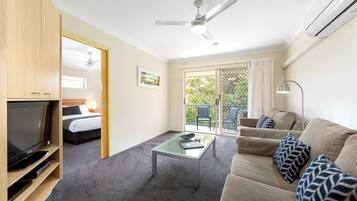 TV layar datar dan pemutar DVD