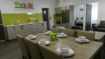 Deluxe Apartment, 4 Bedrooms | In-room dining