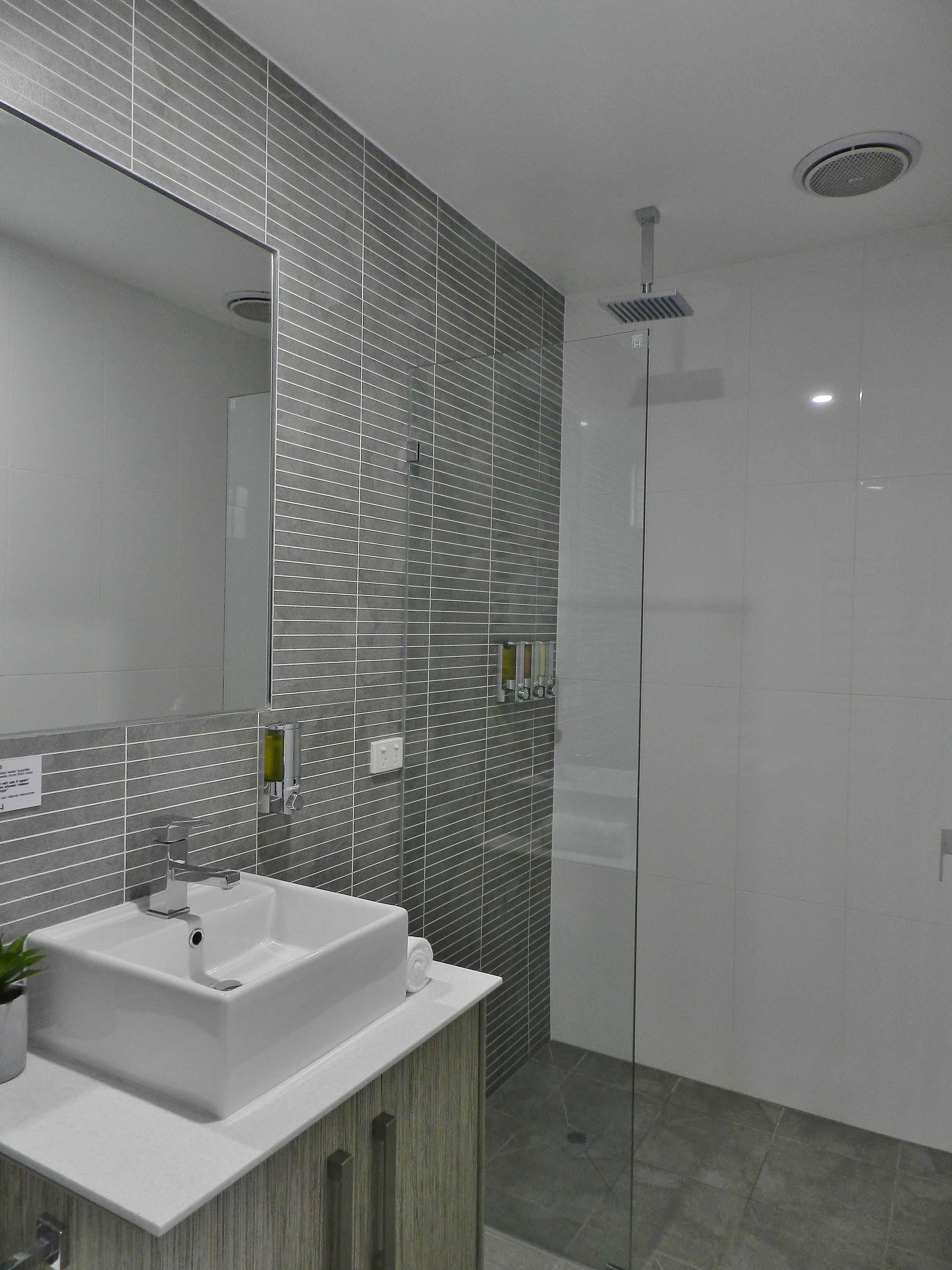 Een douche, gratis toiletartikelen, een haardroger, handdoeken