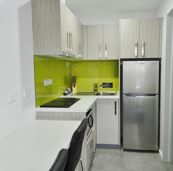 Deluxe Twin Room, Kitchenette | Private kitchen | Fridge, microwave, stovetop, electric kettle