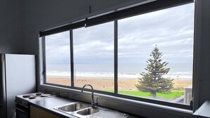 Eine Küche mit großem Fenster zum Strandblick.