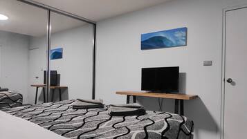 Tabla de planchar con plancha, wifi gratis y ropa de cama