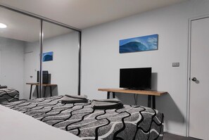 Tabla de planchar con plancha, wifi gratis y ropa de cama