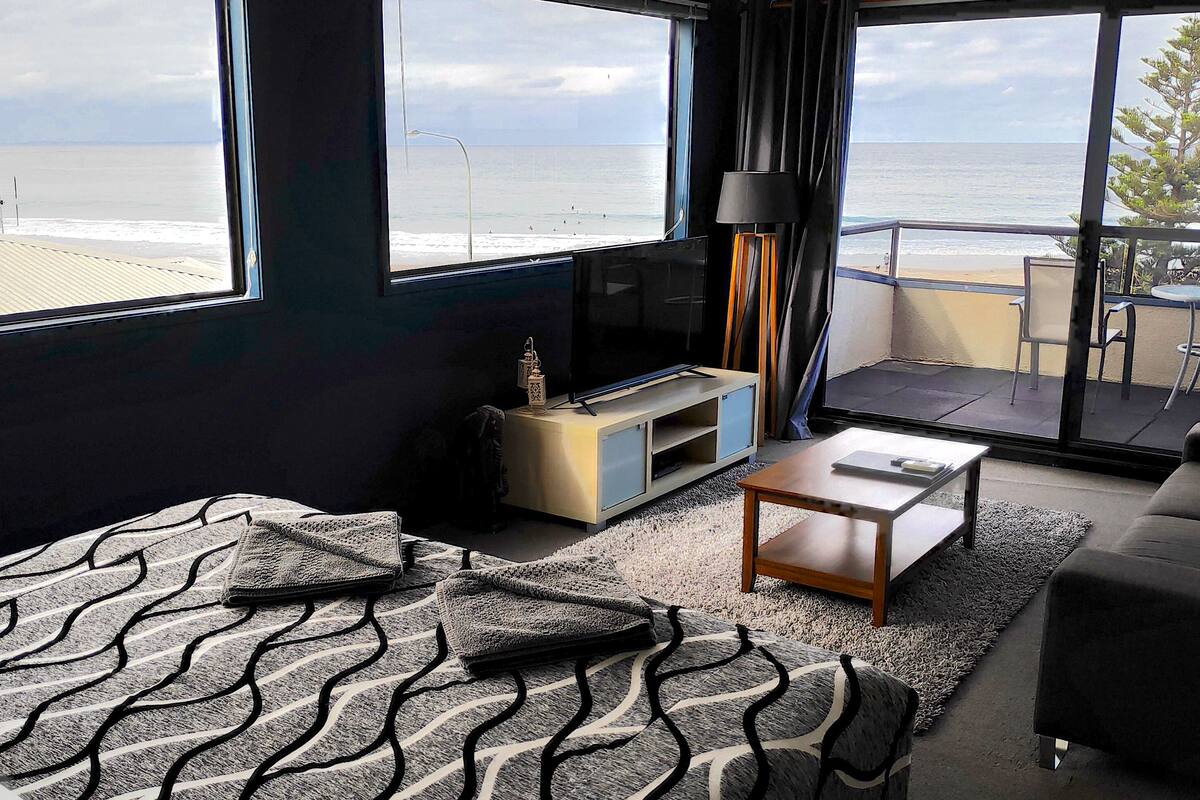 Studio Penthouse Suite | Iron/ironing board, WiFi (free), bed sheets