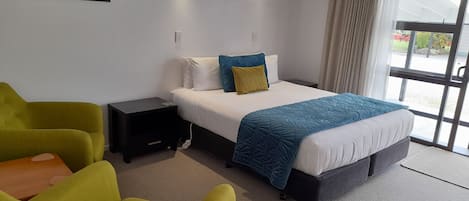 Iron/ironing board, free WiFi, bed sheets