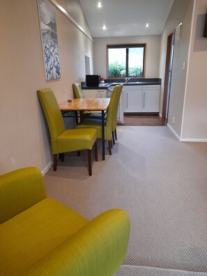 标准套房, 2 间卧室, 无烟房, 厨房 (Queen and Twin) | 起居区 | 40-英寸智能电视（配备卫星频道）、电视、流媒体服务