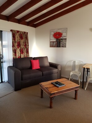 标准套房, 2 间卧室, 无烟房, 厨房 | 起居区 | 40-英寸智能电视（配备卫星频道）、电视、流媒体服务