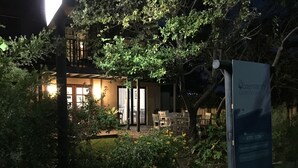 Front of property – evening/night - Observatory Guesthouse - Adults Only (Busselton)