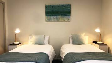 Individuell inredning, unika möbler, skrivbord och arbetsyta för laptop