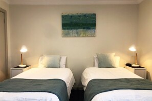 1 habitación, decoración personalizada, muebles diferentes y escritorio