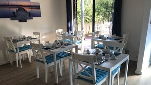 Free daily continental breakfast  - Observatory Guesthouse - Adults Only (Busselton)