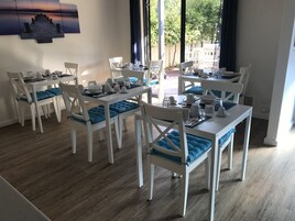 Desayuno continental gratuito y diario