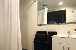 Camera con letto matrimoniale o 2 letti singoli | Bagno | Doccia, set di cortesia gratuito, asciugacapelli, asciugamani