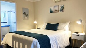 Desk, laptop workspace, blackout curtains, iron/ironing board - Observatory Guesthouse - Adults Only (Busselton)