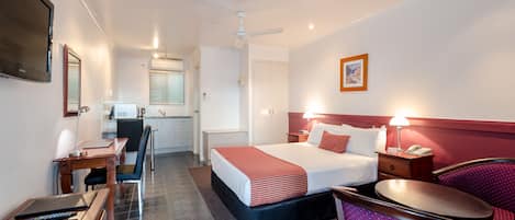 Premium Studio, Non Smoking, Kitchen (STUDIO) | Premium bedding, desk, laptop workspace, blackout drapes