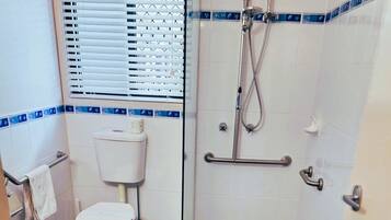 Standard-studiolejlighed - 1 queensize-seng - ikke-ryger - tekøkken | Badeværelse | Bruser, gratis toiletartikler, hårtørrer, håndklæder