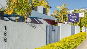 A building with a sign for Central Studio Accommodation and a 'No Vacancy' sign. - Central Studio Accommodation (Gladstone)