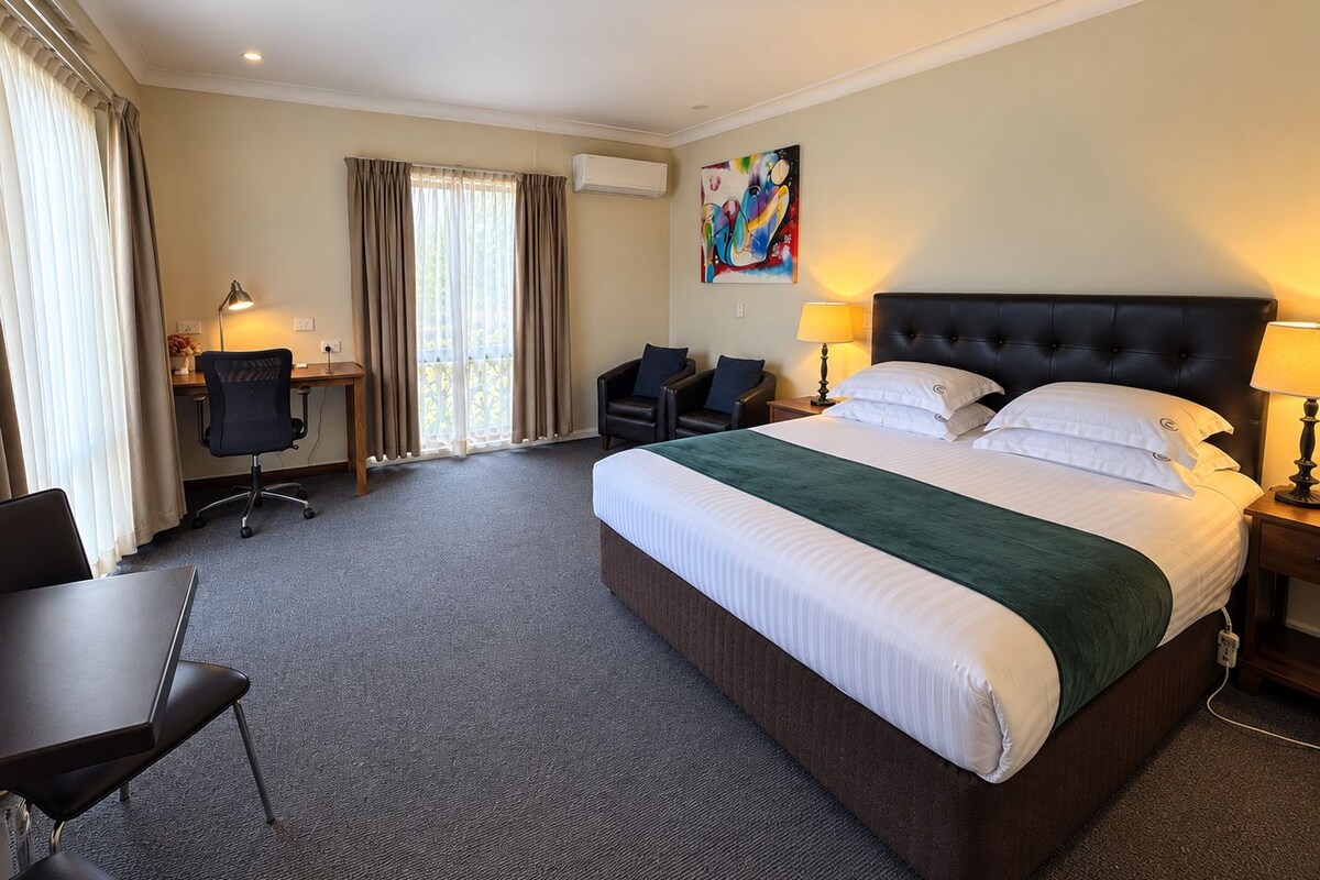 King Executive Suite | Premium bedding, desk, iron/ironing board, WiFi (free)