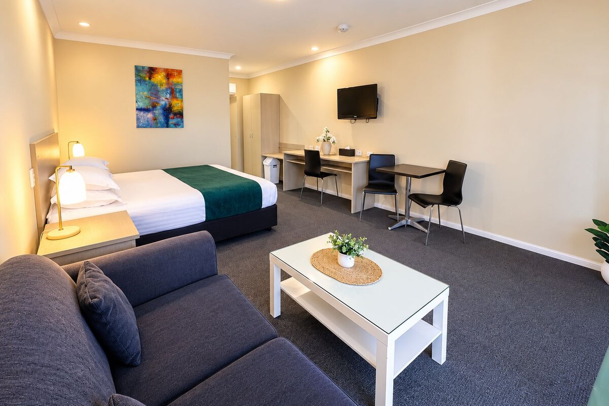 Standard Room with King Bed | Premium bedding, desk, iron/ironing board, WiFi (free)