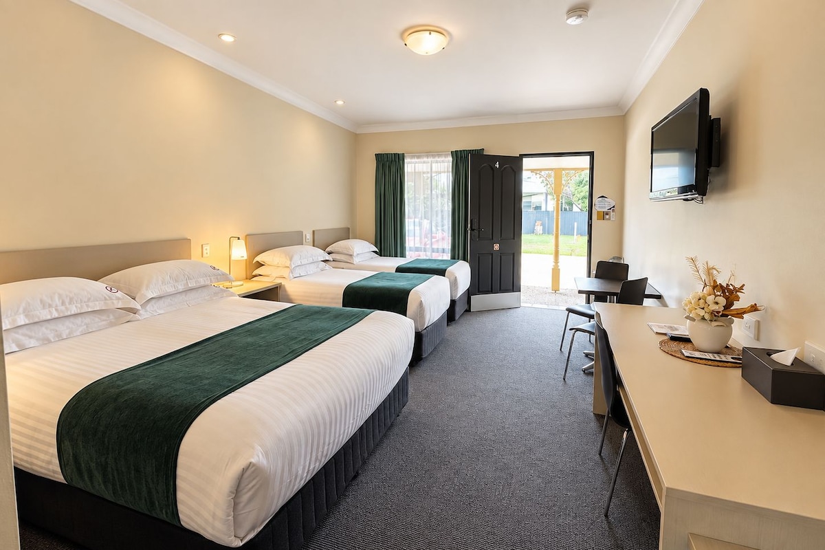 Premium bedding, desk, iron/ironing board, WiFi (free)