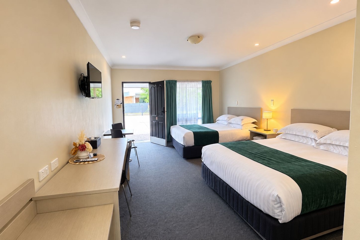 Premium bedding, desk, iron/ironing board, WiFi (free)