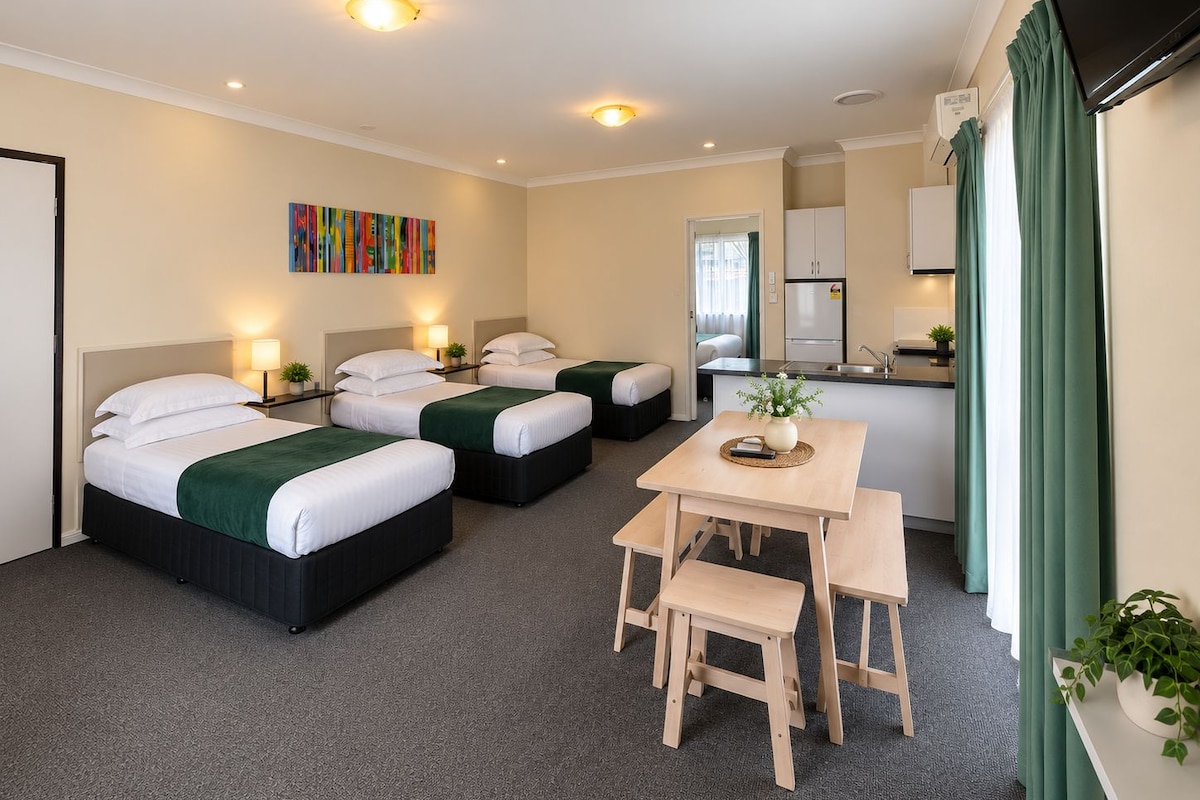 Family Suite (Self Contained) | Premium bedding, desk, iron/ironing board, WiFi (free)