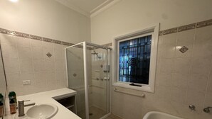 Apartamento Confort | Baño | Artículos de higiene personal gratuitos, secador de pelo y toallas
