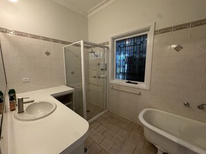 Comfort Apartment | Bathroom | Free toiletries, hair dryer, towels - Lincoln Cottage Motor Inn (Wagga Wagga)