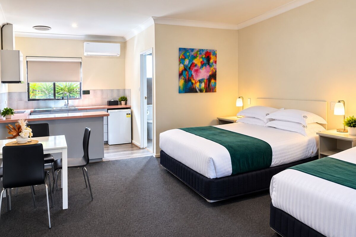 Premium bedding, desk, iron/ironing board, WiFi (free)