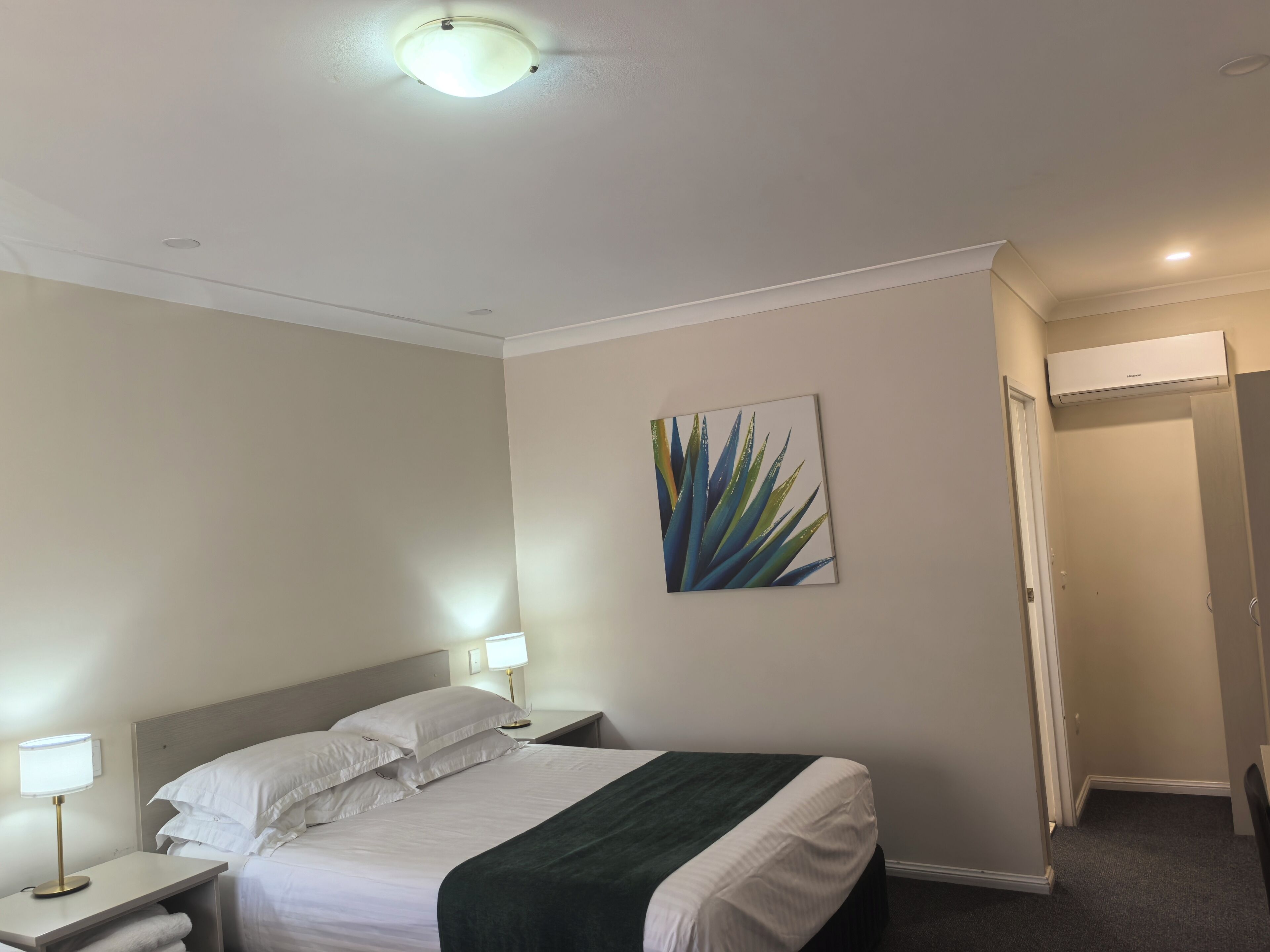 أغطية فراش متميزة ومكتب ومكواة/لوح كي وواي فاي مجانًا