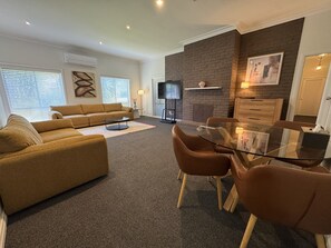 Comfort-Apartment | Wohnbereich | Fernseher