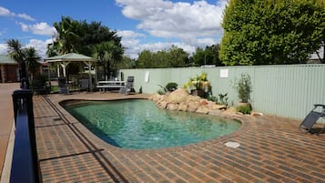 Una piscina al aire libre de temporada