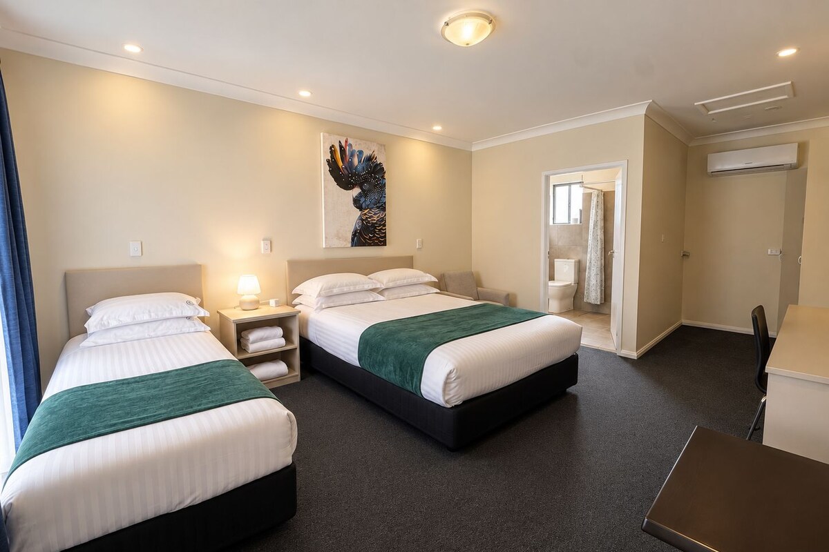 Twin Room | Premium bedding, desk, iron/ironing board, WiFi (free)