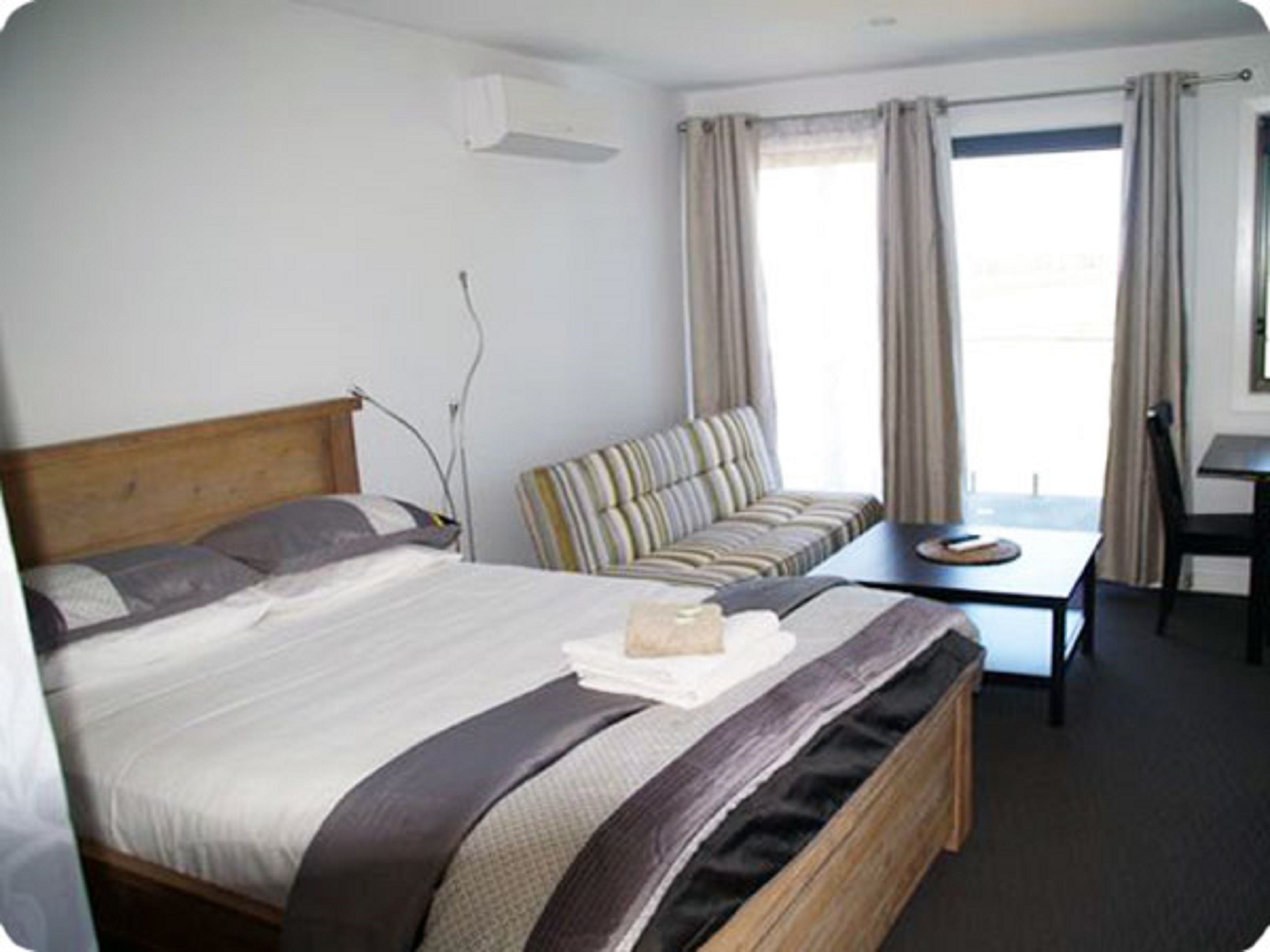 Studio room with views | Iron/ironing board, free WiFi, bed sheets