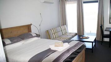 Tabla de planchar con plancha, wifi gratis y ropa de cama