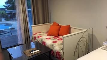 Habitación estándar | Zona de estar | Una televisión, un reproductor de DVD